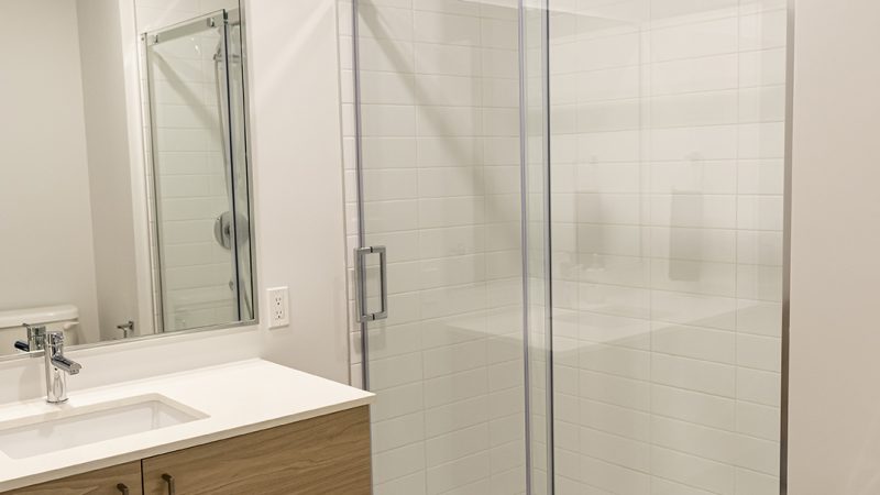 1070 - toilette Salle de bain avec douche vitrée, Loges 1070 – LOGES Saint-Nicolas, Lévis