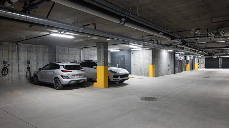 Loges-600-U404-StephaneGroleau-014_B_low Garage intérieur éclairé du Loges 600 – LOGES Saint-Nicolas, Lévis