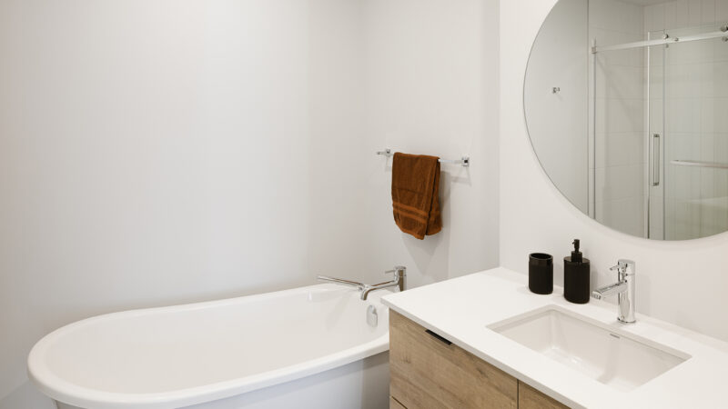 Loges600_SalledeBain2-218-C_low Salle de bain avec bain autoportant, Loges 600 – LOGES Saint-Nicolas, Lévis